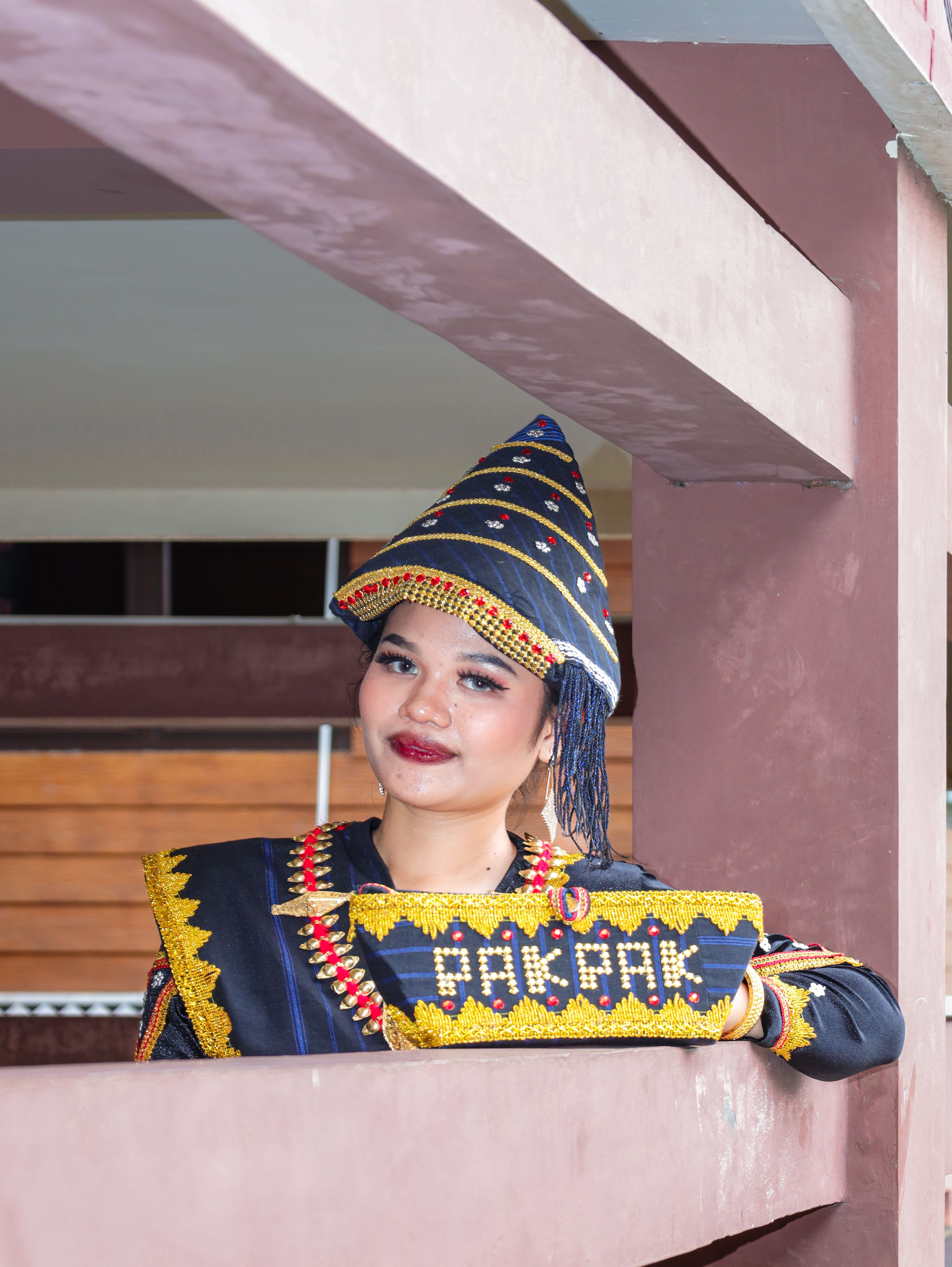 Gratuit Jeune femme vêtue d'un costume traditionnel papou coloré pose avec entrain. Photos