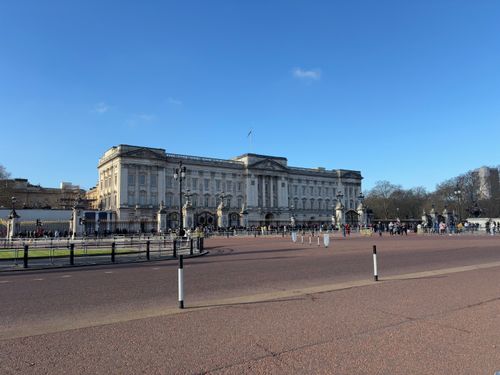 Free Buckingham Palace in London, showcasing its architectural grandeur on a clear day. Stock Photo