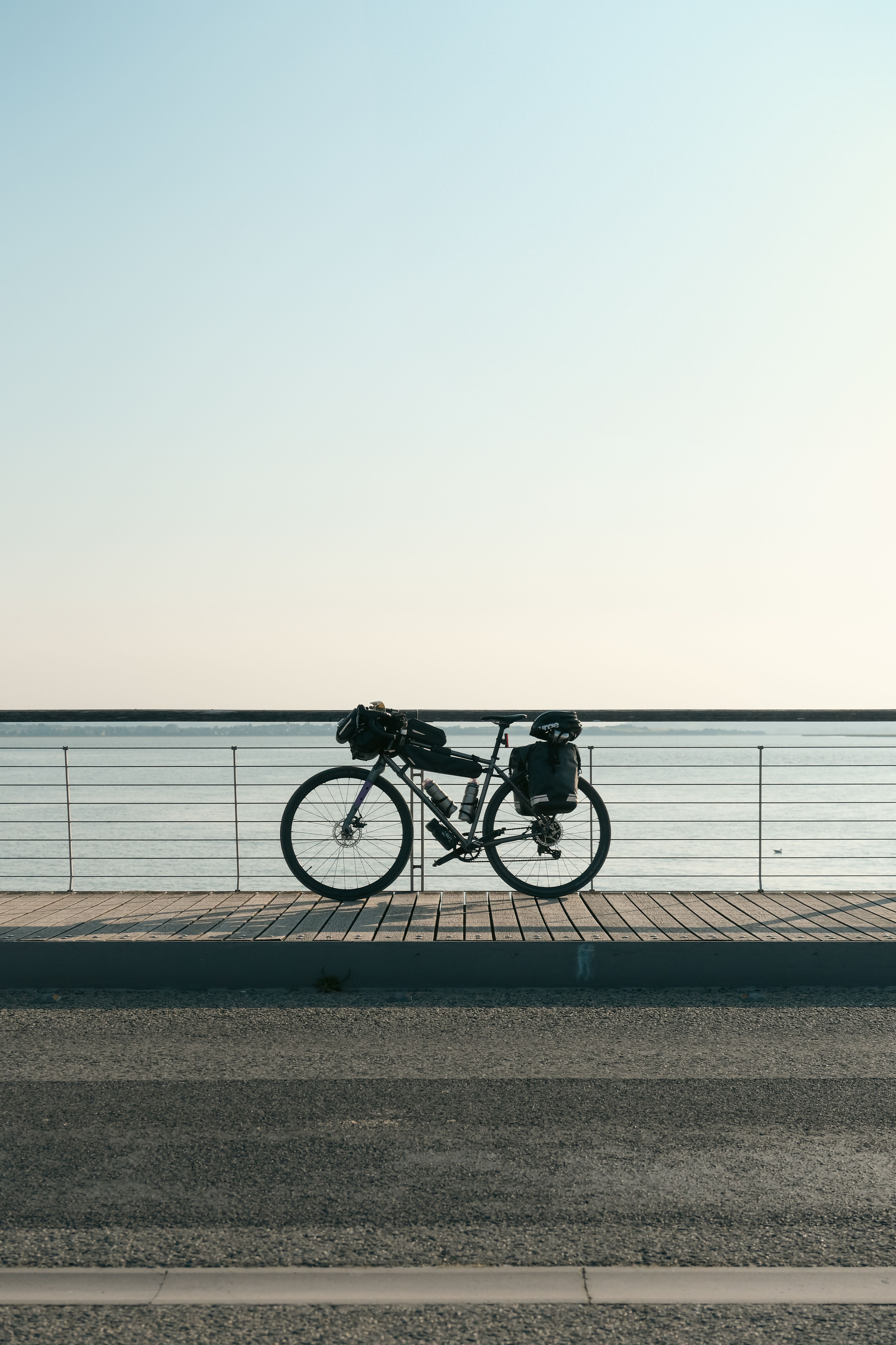 Kostnadsfria Cykelpackad för ett äventyr vid havet i Le Mont-Saint-Michel, Frankrike. Stock foto