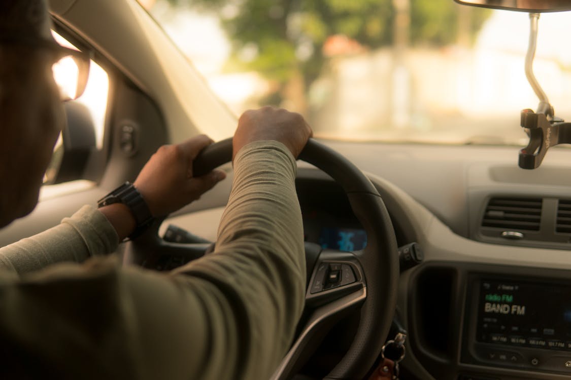 Gratis Persona Conduciendo Coche Foto de stock