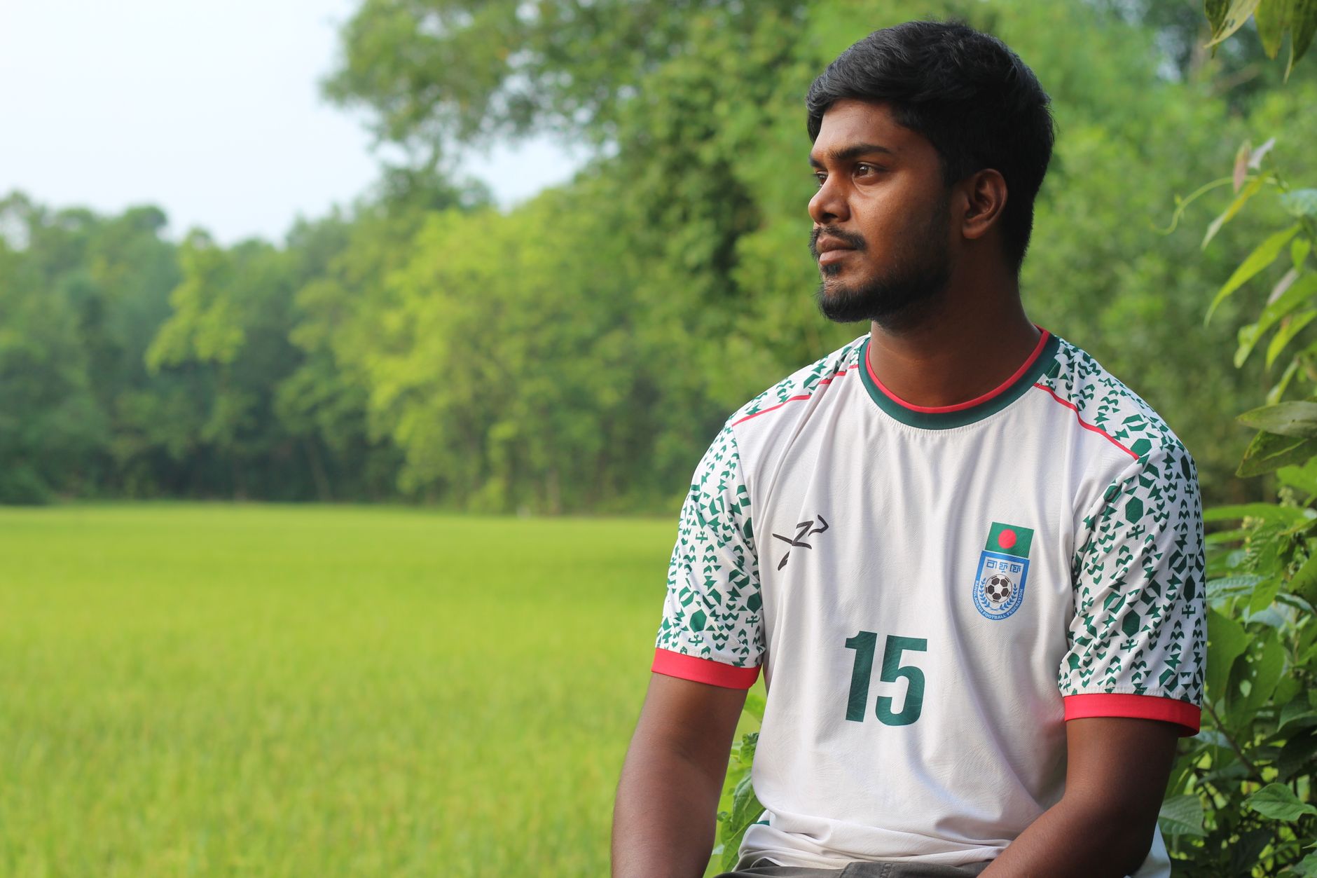 A Bengali player comparing licensed online gambling sites on a smartphone beside handwritten bankroll notes