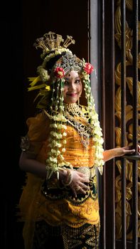 Portrait of a traditional Indonesian dancer in vibrant attire, capturing cultural essence. - Fotografer Sidoarjo