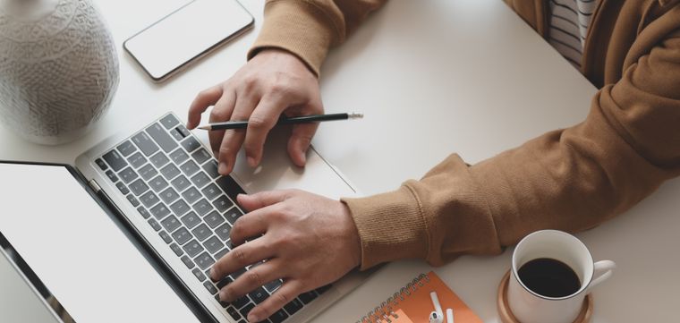 Freelancer cu laptop și cafea
