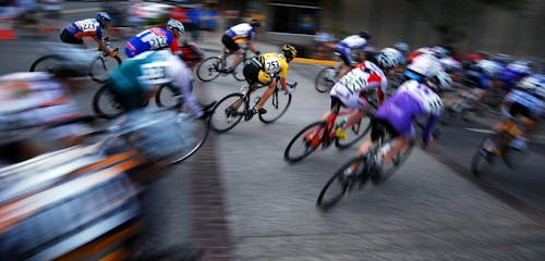 무료 도로에 자전거를 타는 사람들 스톡 사진
