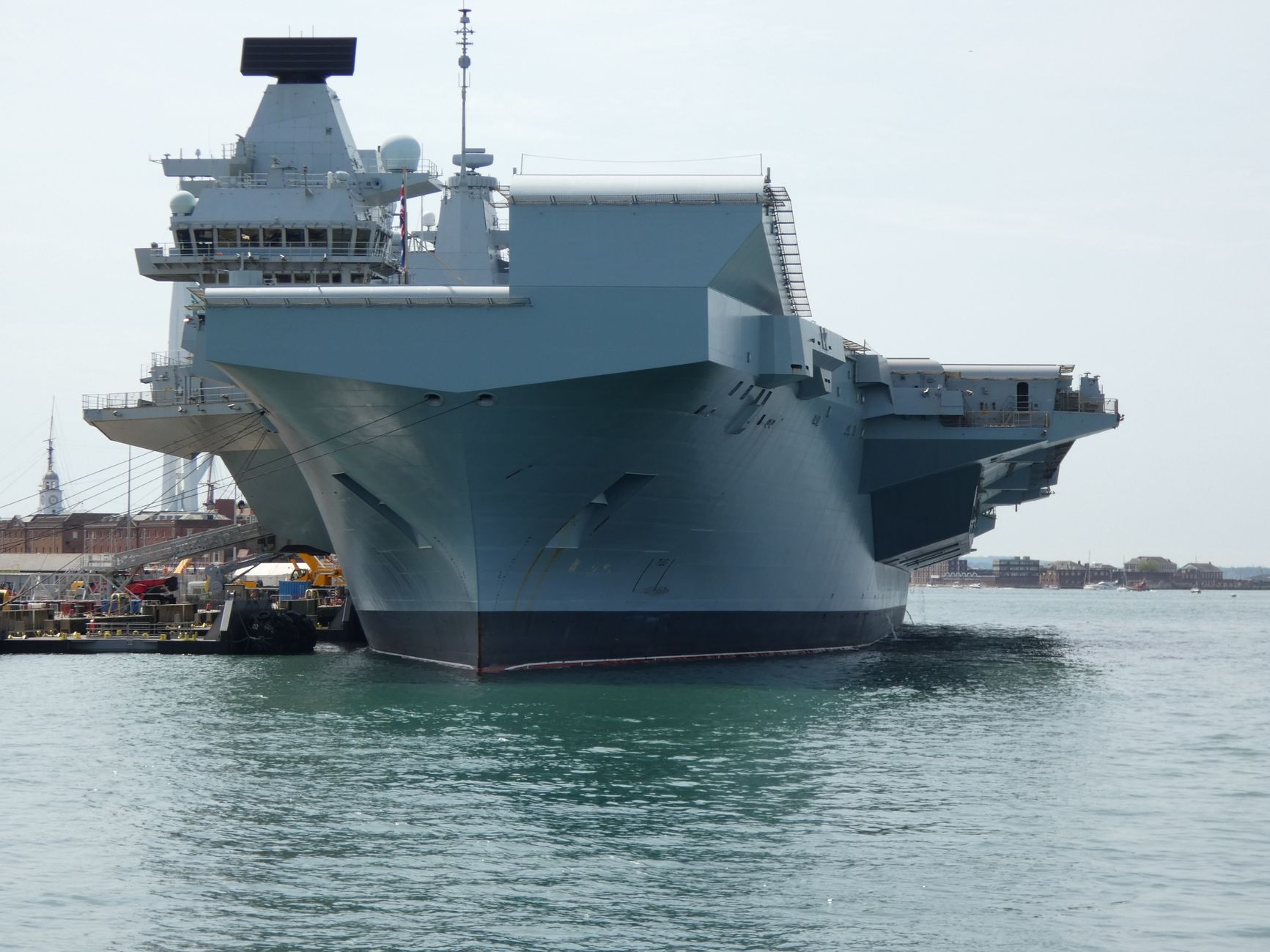 HMS Queen Elizabeth uçak gemisi denizde seyrederken