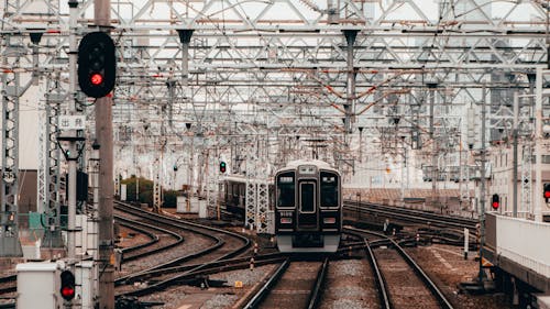 무료 철도 트랙에 검은 색과 회색 기차 스톡 사진