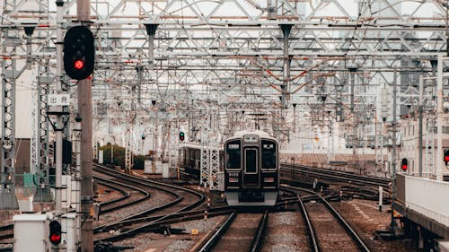 Kereta Hitam Dan Abu Abu Di Jalur Rel