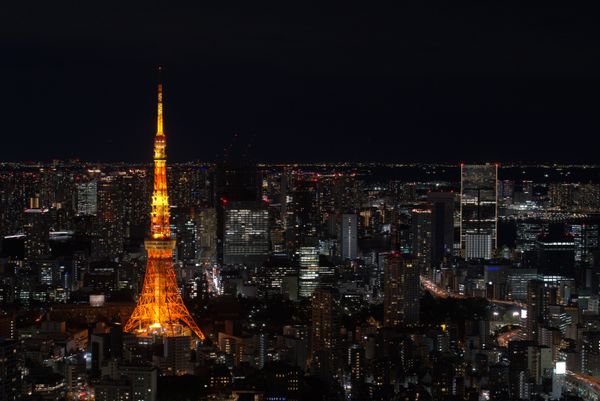 Uma vista deslumbrante da Torre de Tóquio e das luzes da cidade à noite, Tóquio, Japão.