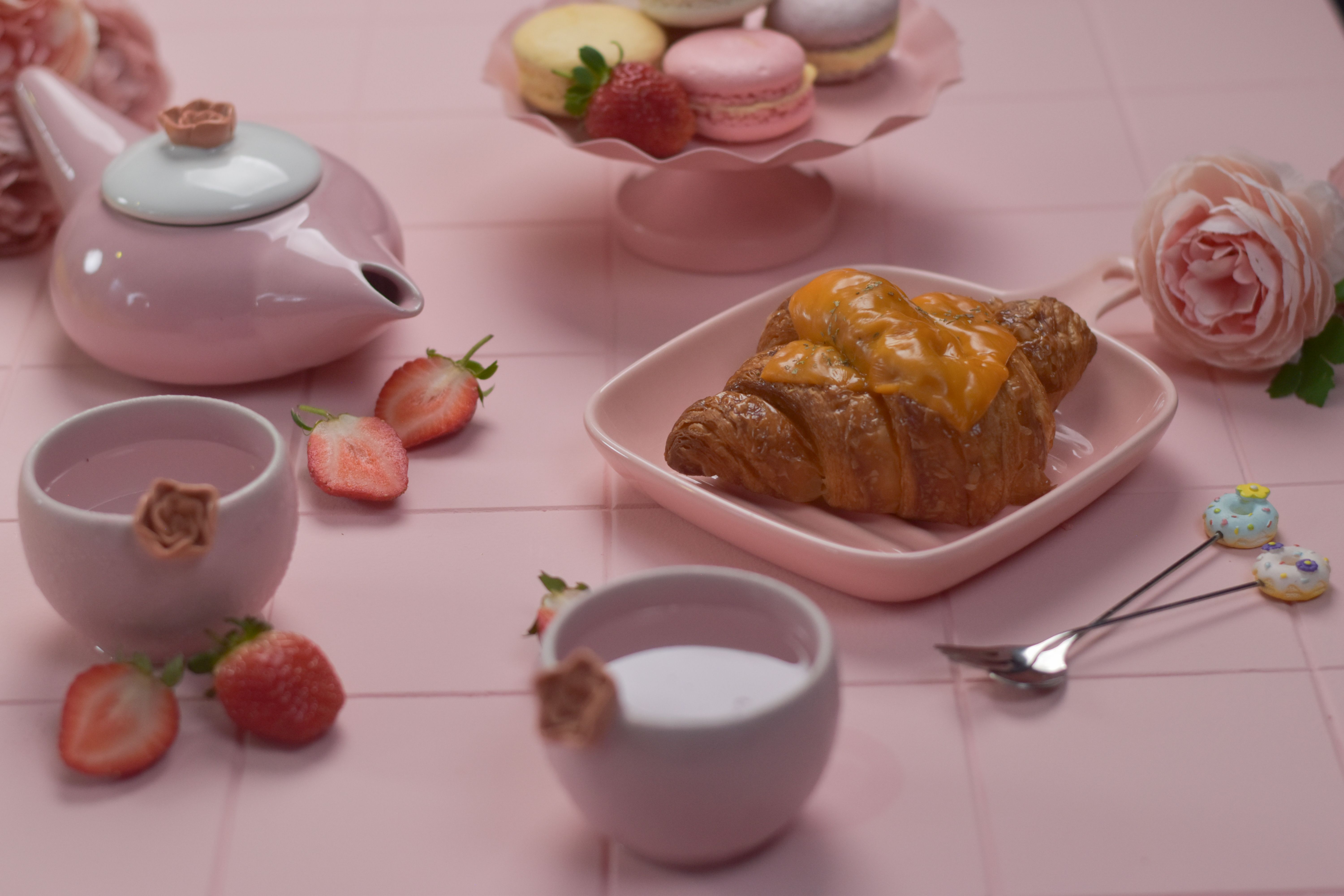 Blauw pastelkleurig servies in moderne keukenstijl.
