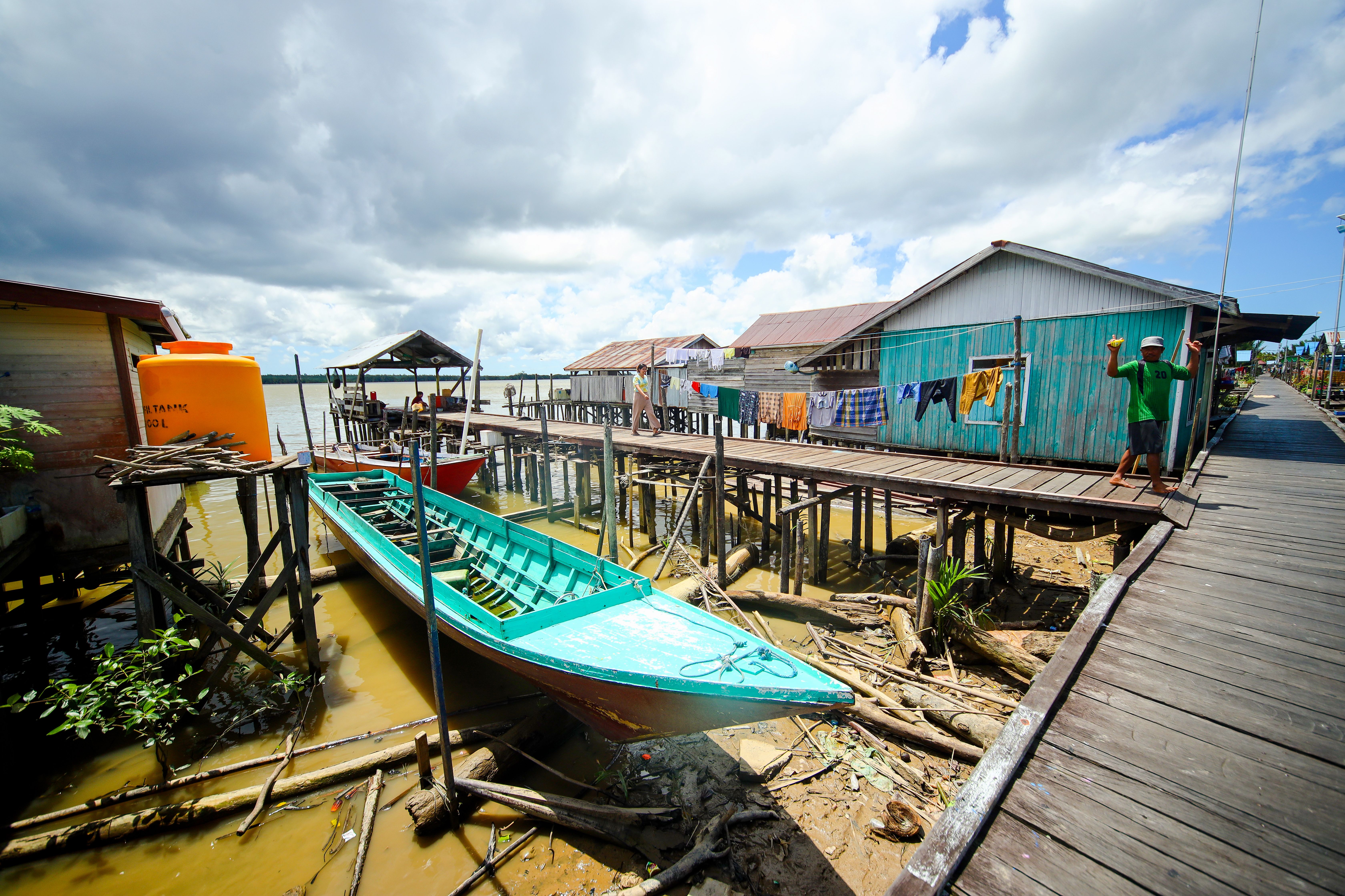 Kota Kinabalu Sets the Grouper Quota. The Kids Who'd Fish It Have No Papers. post image
