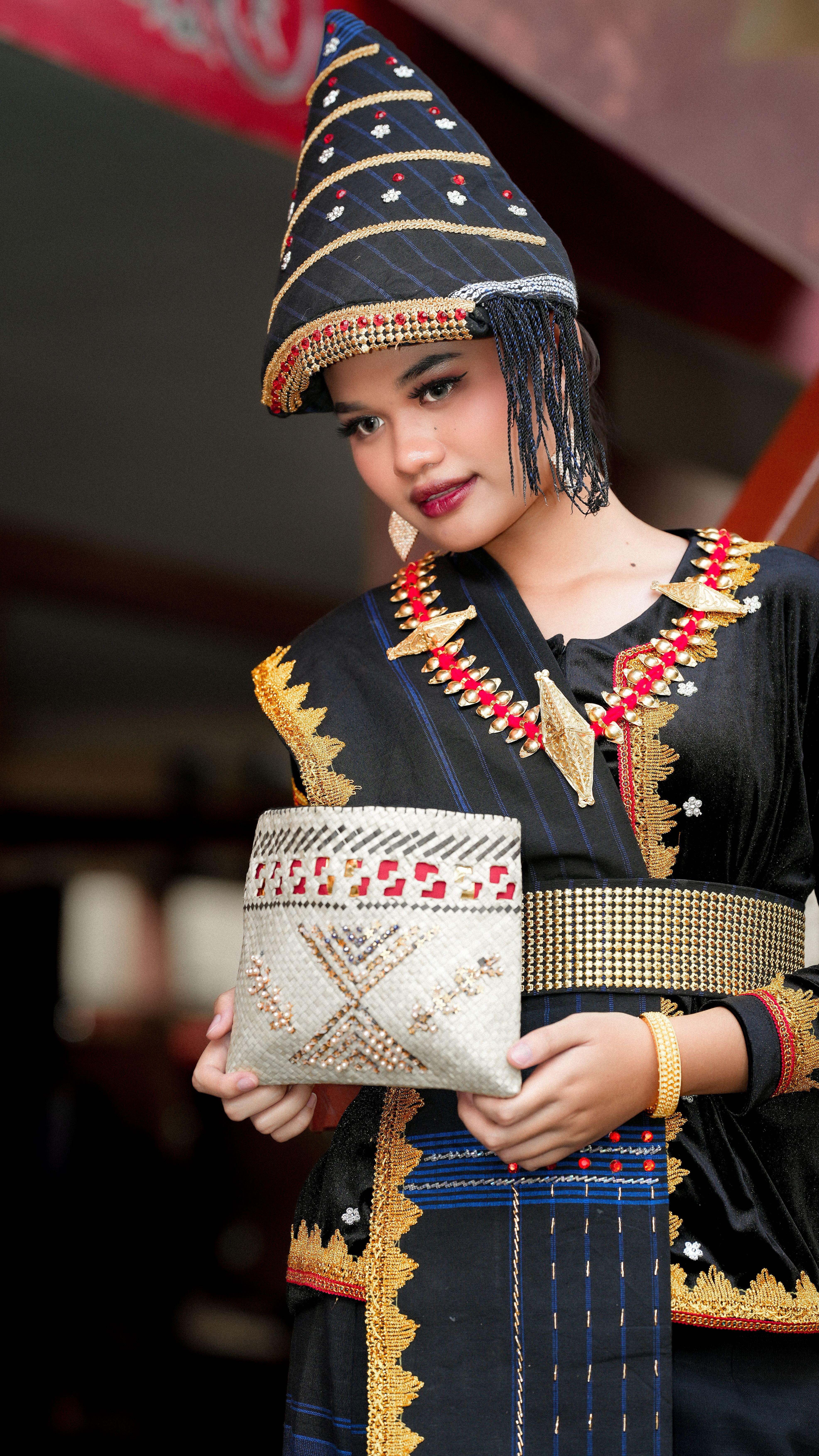 Gratuit Femme en tenue traditionnelle indonésienne, arborant des motifs colorés et des bijoux ethniques. Photos
