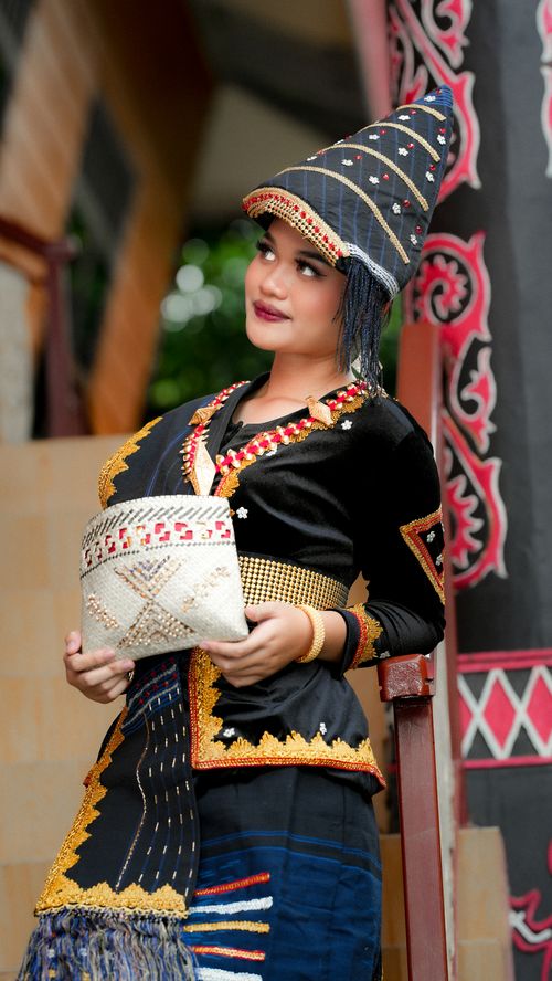 Gratuit Femme en tenue et chapeau traditionnels indonésiens à Jakarta. Photos