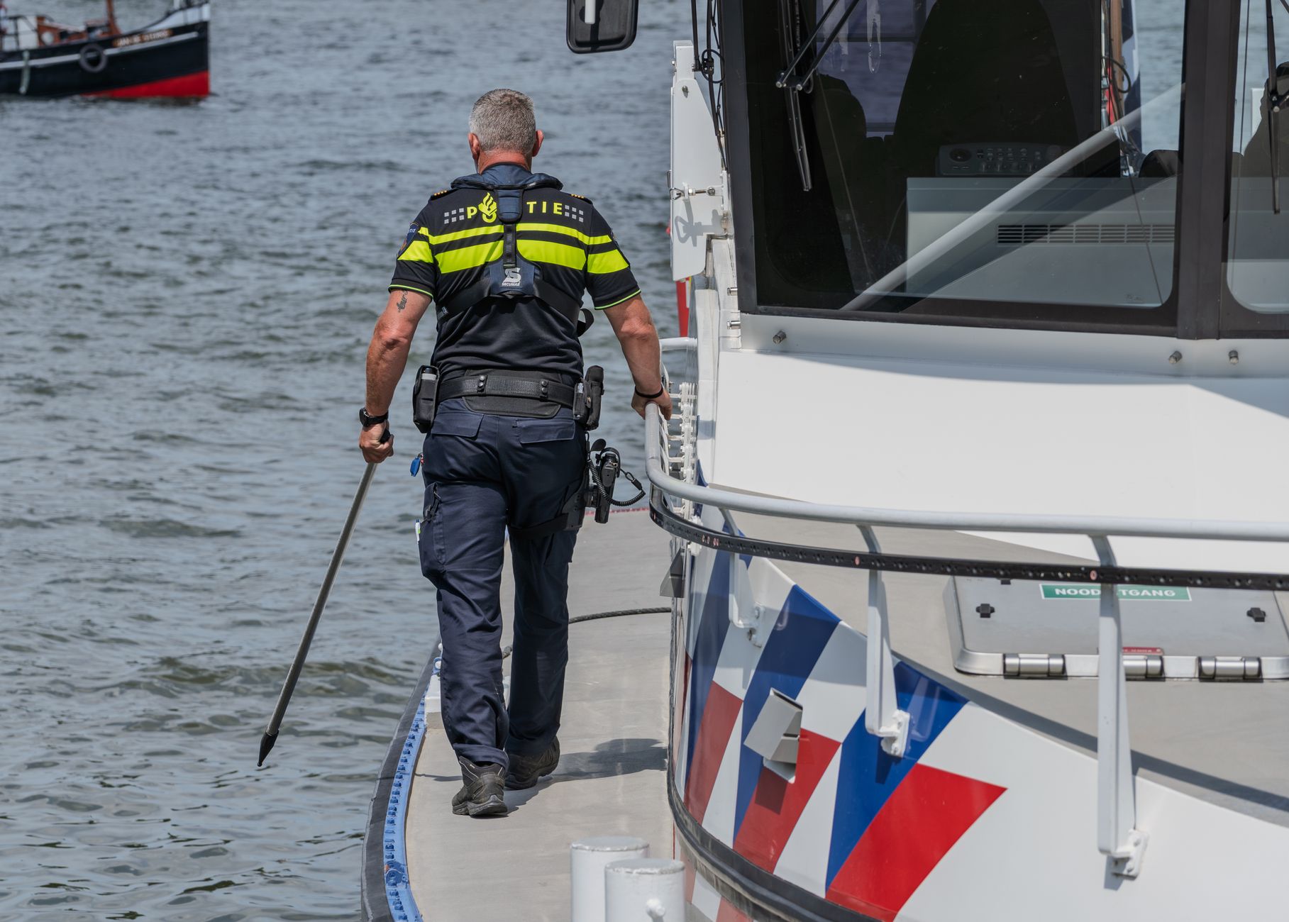 Gratis stockfoto met achteraanzicht, agent die loopt, beschermen en dienen