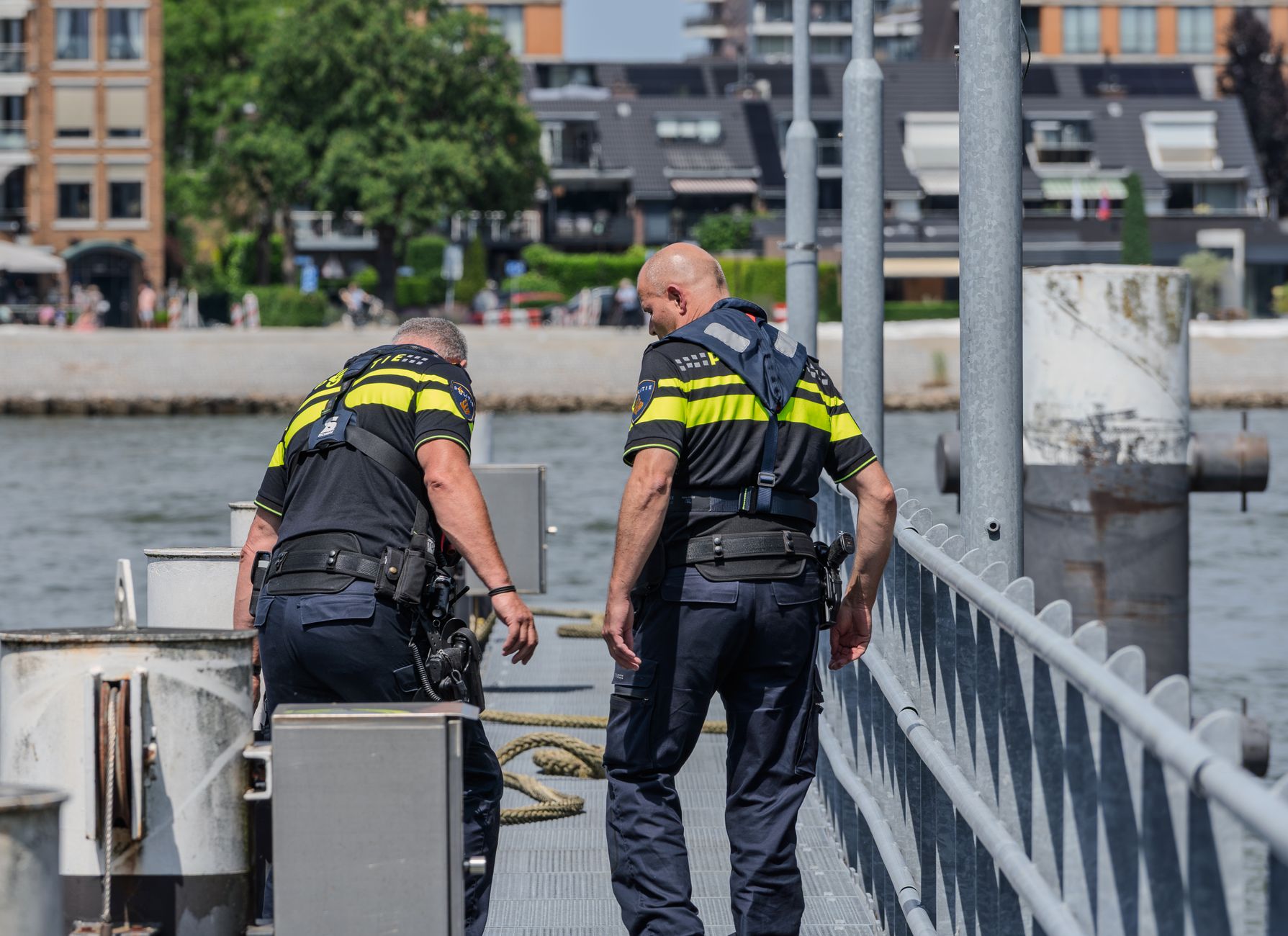 İngiltere'de bir gölette polis arama çalışması