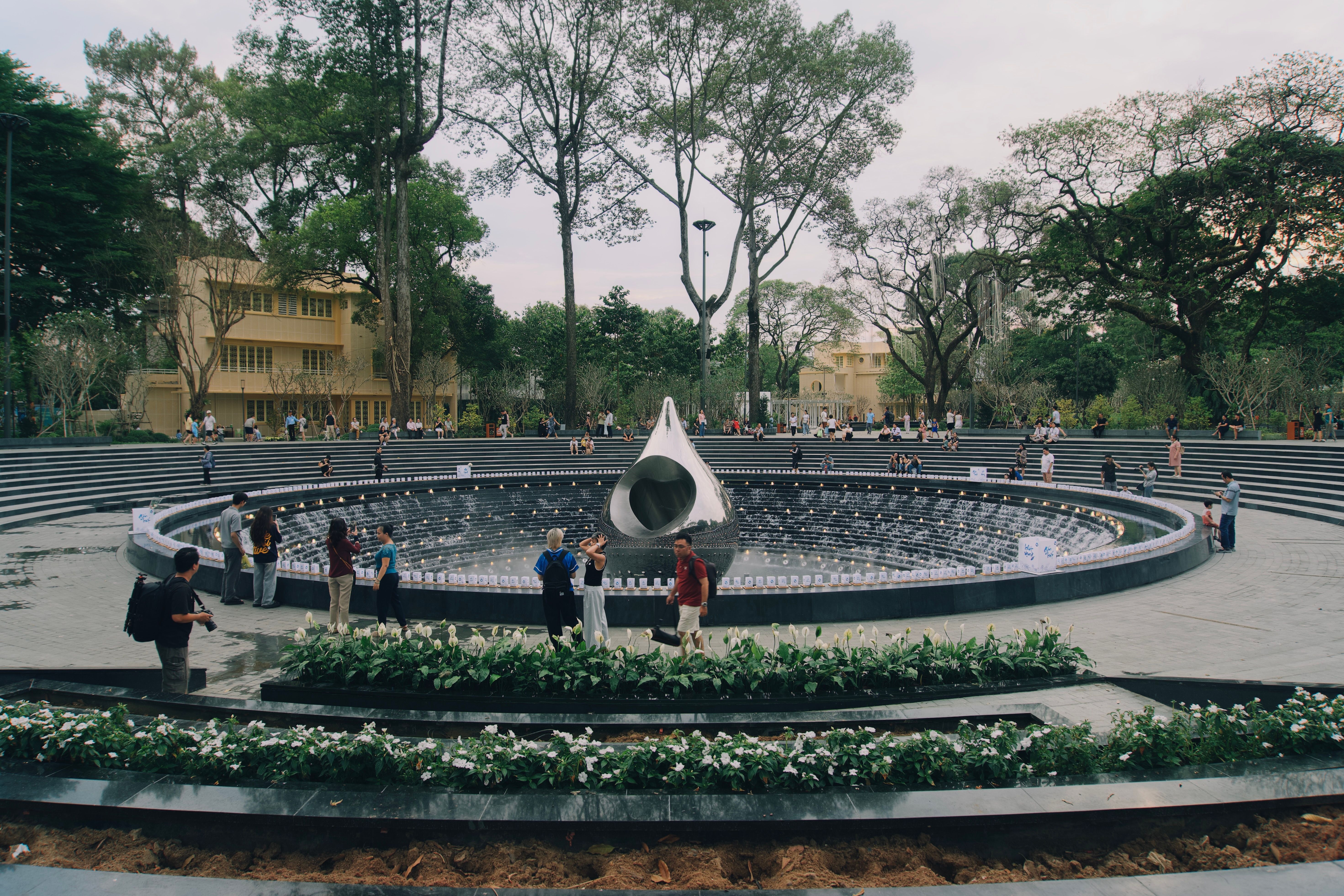 นักสเก็ตกำลังไถลผ่านขอบสระคอนกรีตในฮิวสตันยามเย็น บรรยากาศดิบและมีแสงอาทิตย์สีทอง