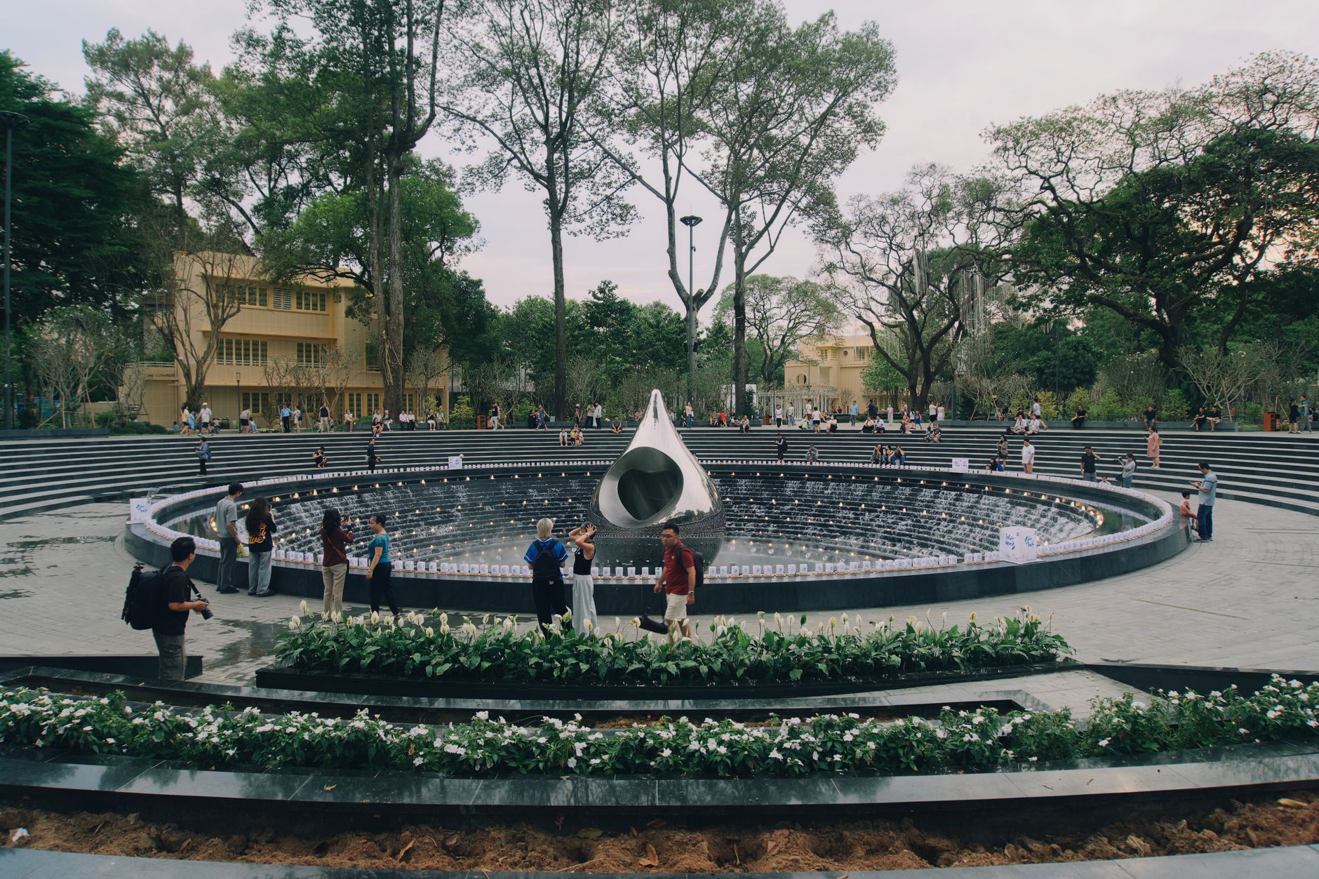 นักสเก็ตกำลังไถลผ่านขอบสระคอนกรีตในฮิวสตันยามเย็น บรรยากาศดิบและมีแสงอาทิตย์สีทอง