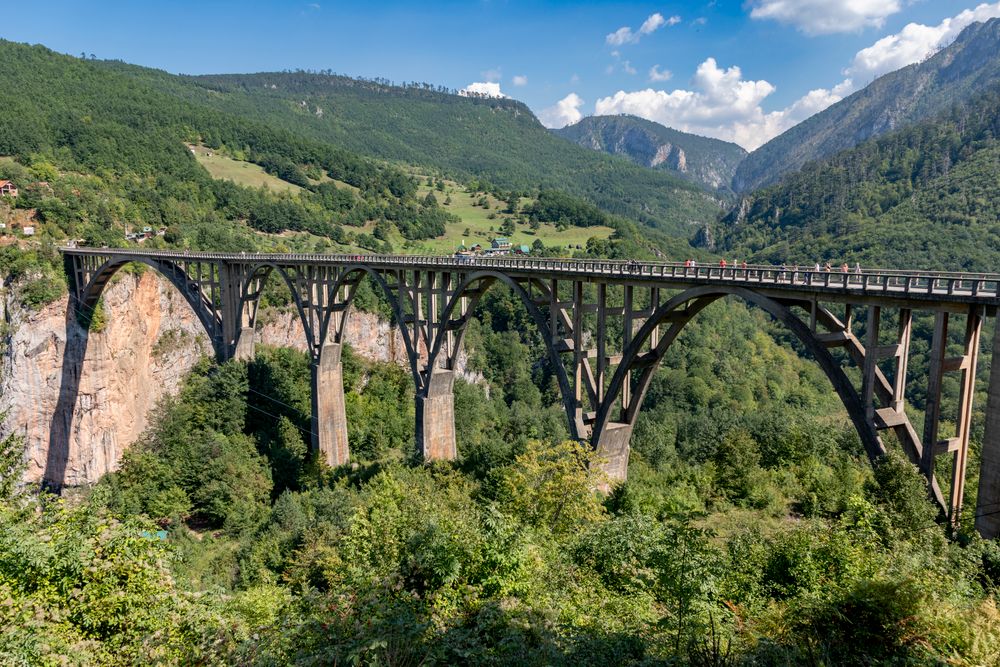 Podul arcuit Đurđevića Tara traversând canionul râului Tara