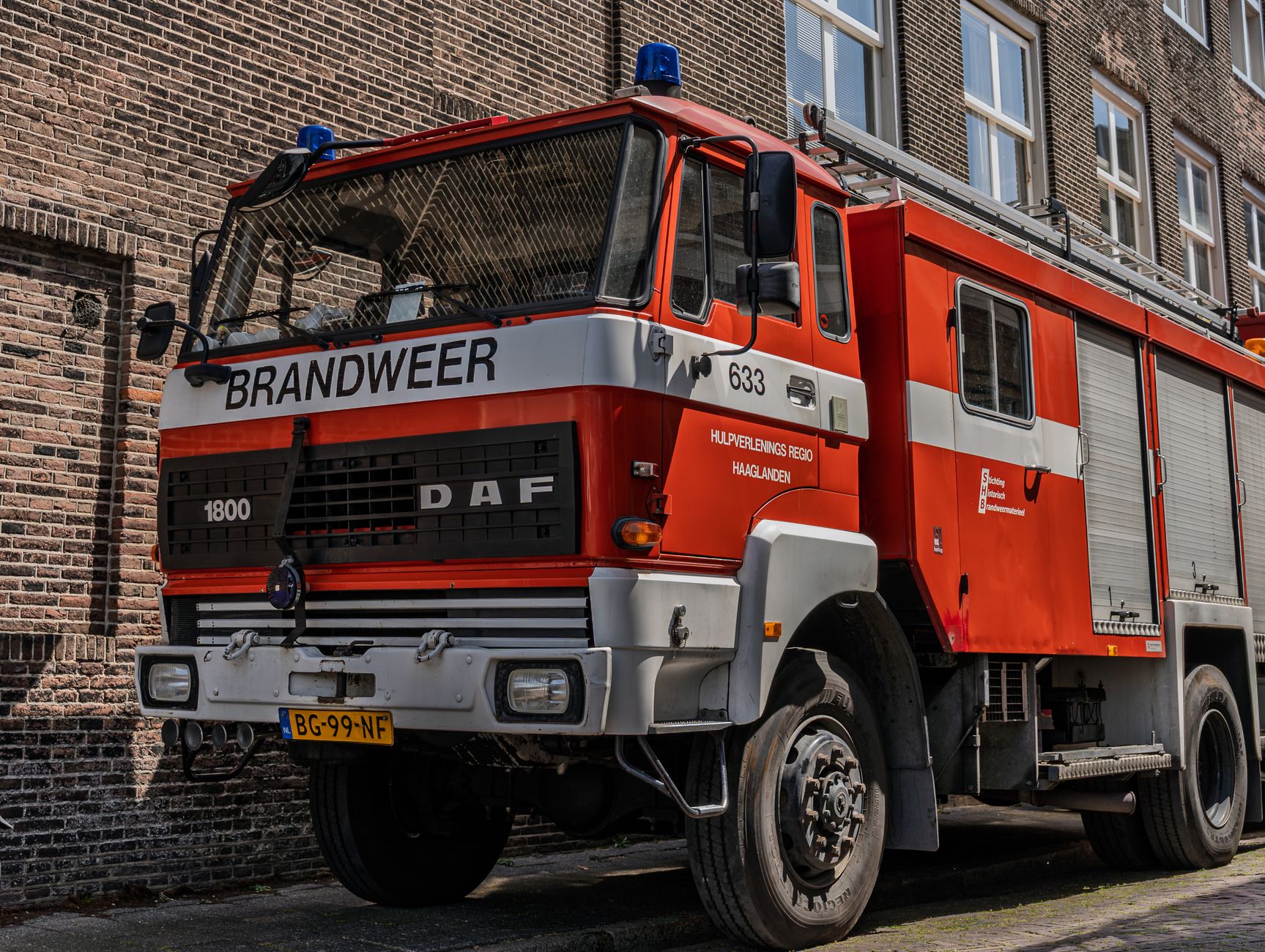 Nieuwe auto vliegt in brand na knal