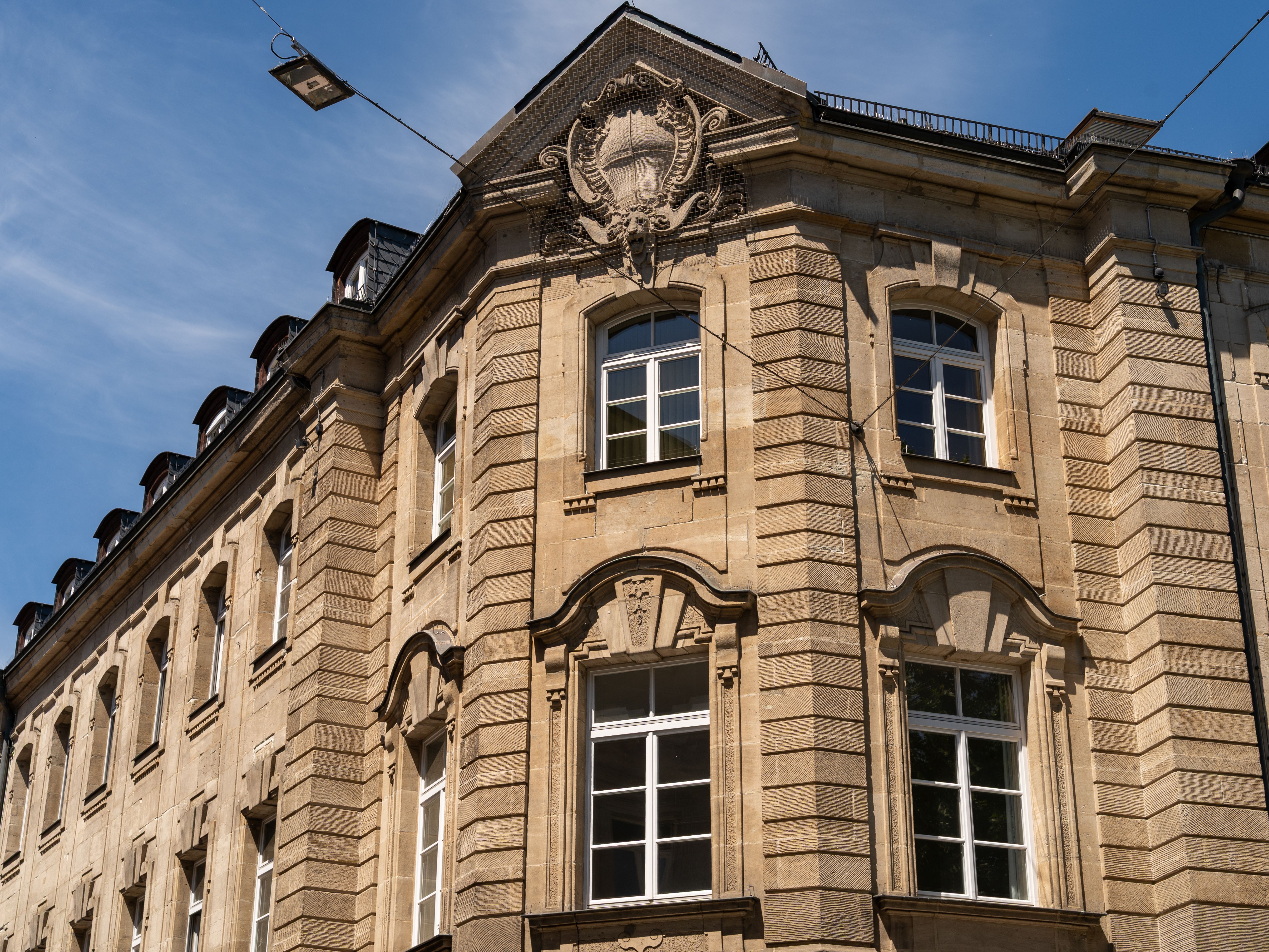 Justizbehörde mit klassischer Architektur