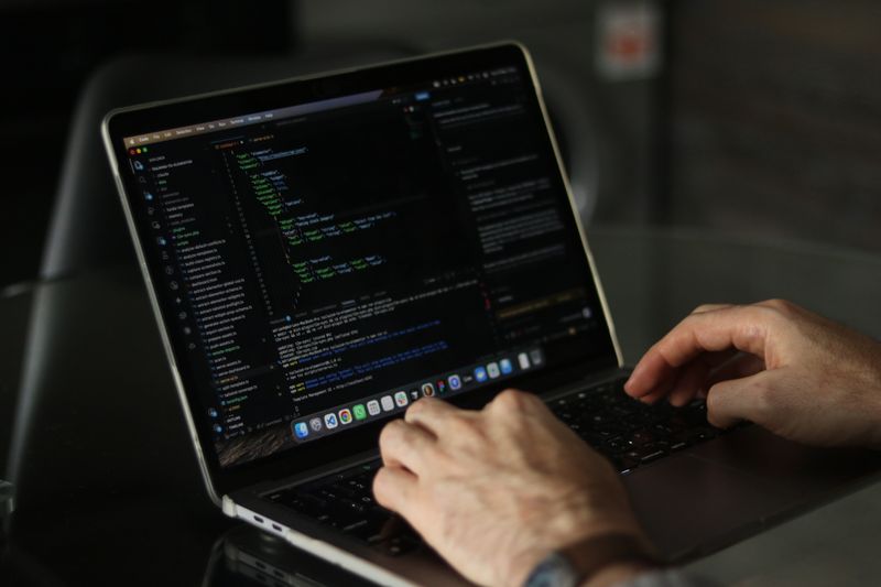 Lập trình viên đang code trên laptop