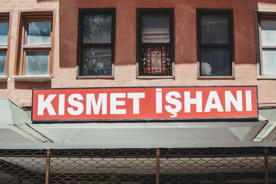 Élénkítő játékmenet a https://thechickenroad-game.com oldalon, ahol a tyúknak útját kell találnia a forgalmon keresztül