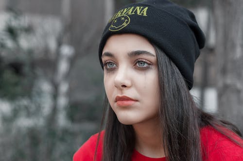 免费 黑色针织帽和红色衬衫的女人 素材图片
