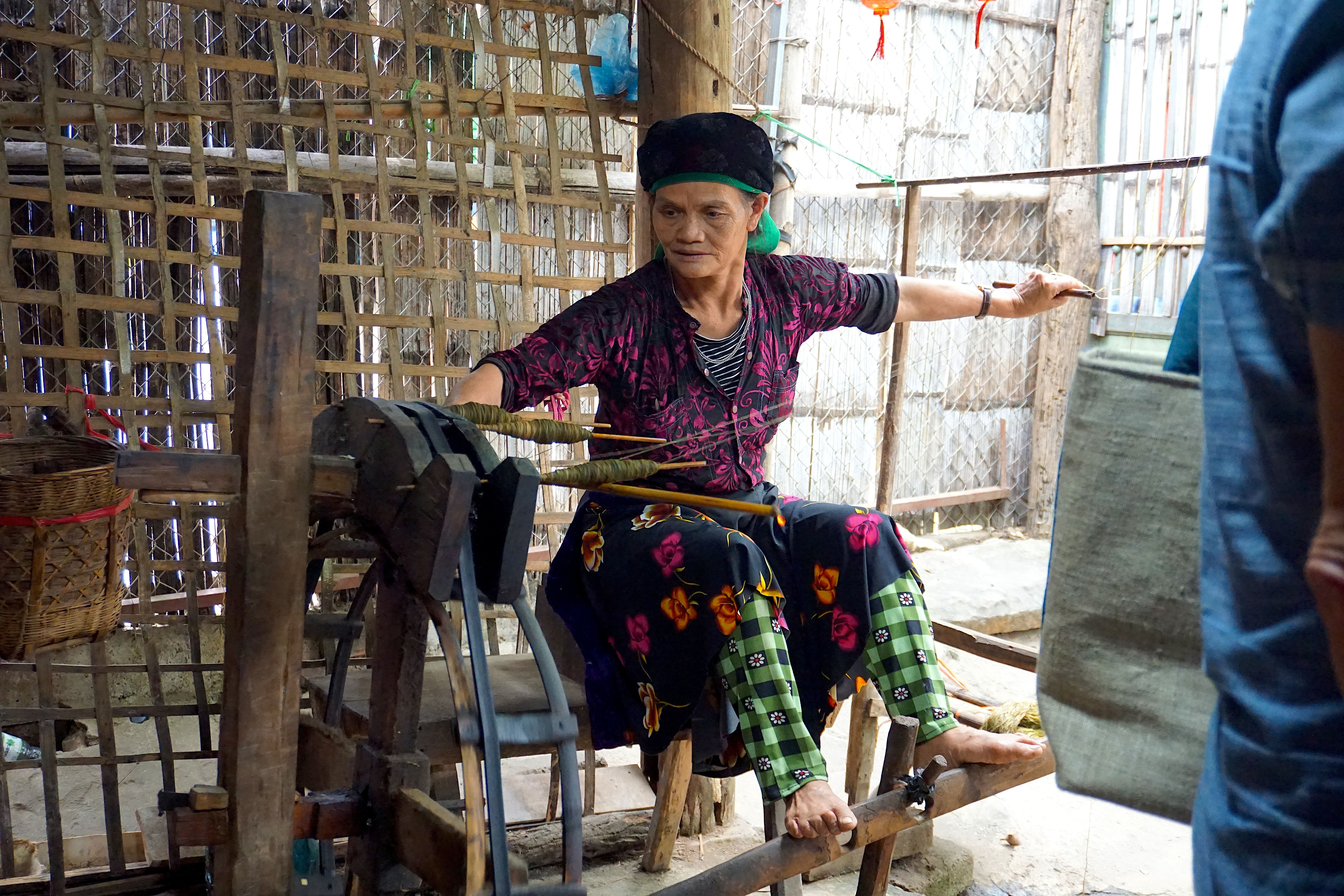 Hainan Li ethnic brocade traditional weaving — Photo by Duong Nguyen