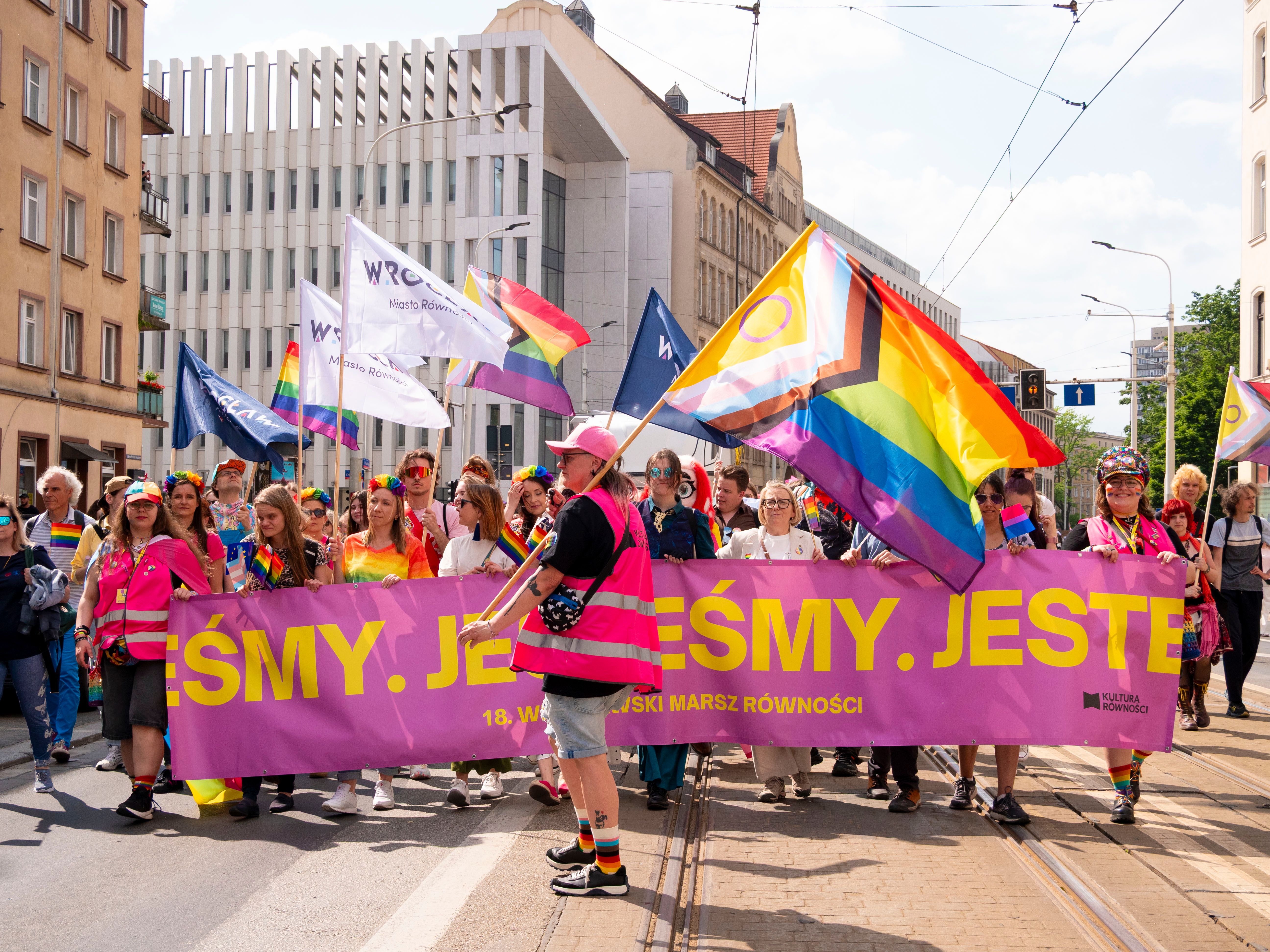 Gratuit Une parade de la fierté LGBTQ haute en couleur a eu lieu à Wrocław, en Pologne, célébrant l'amour et l'égalité. Photos