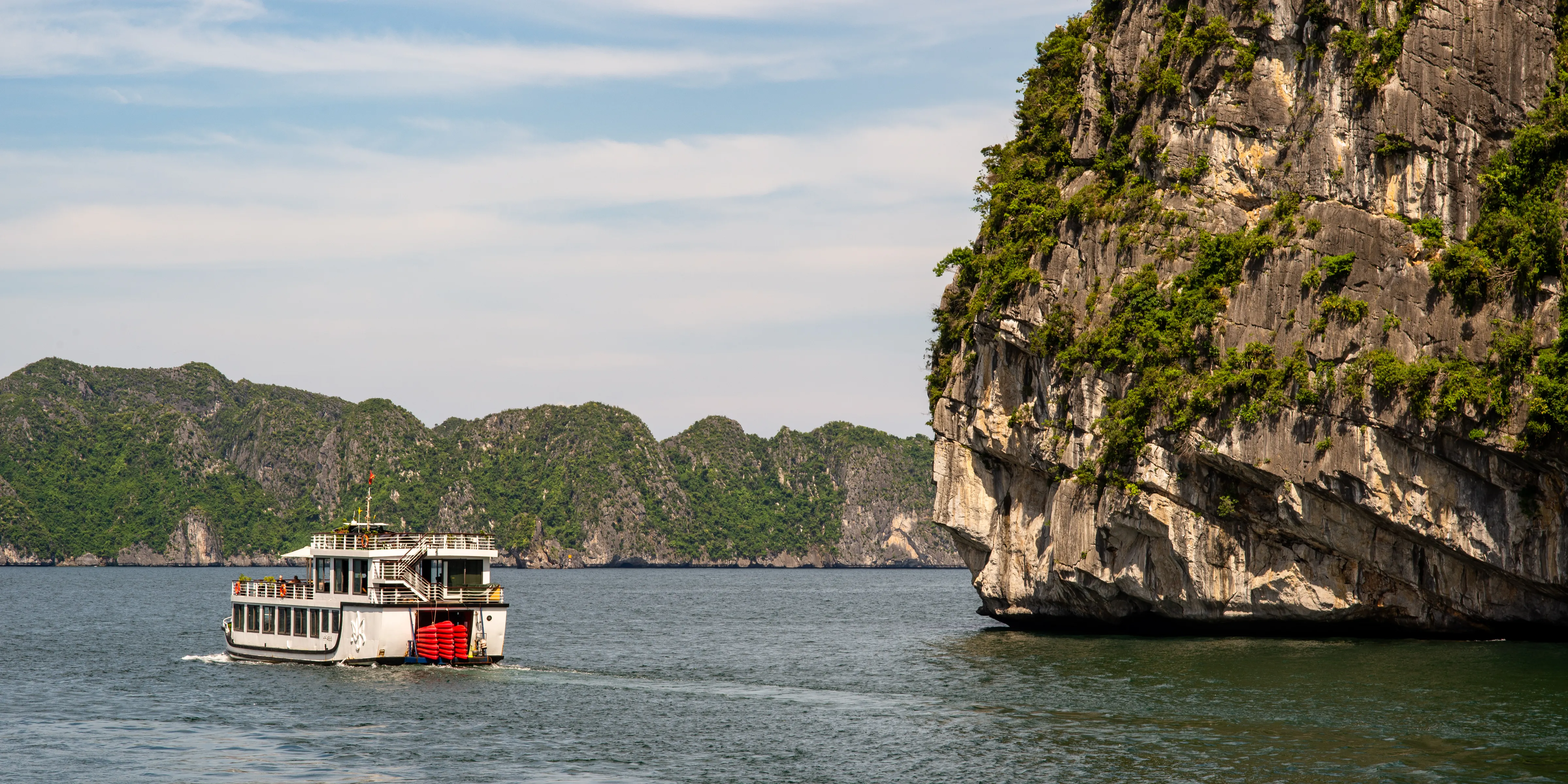 Ha Long Bay 2-Day Luxury Cruise with Balcony and Limousine — photo 1