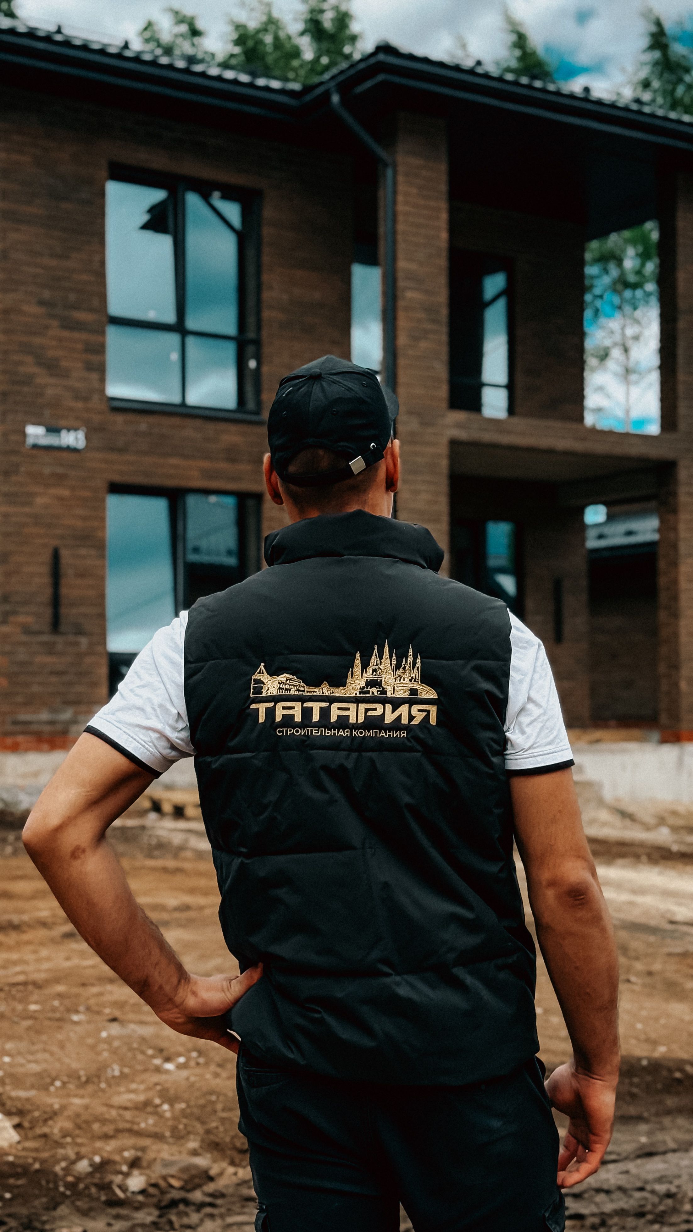 Pest Control Xpert technician servicing a home in Jemison, AL