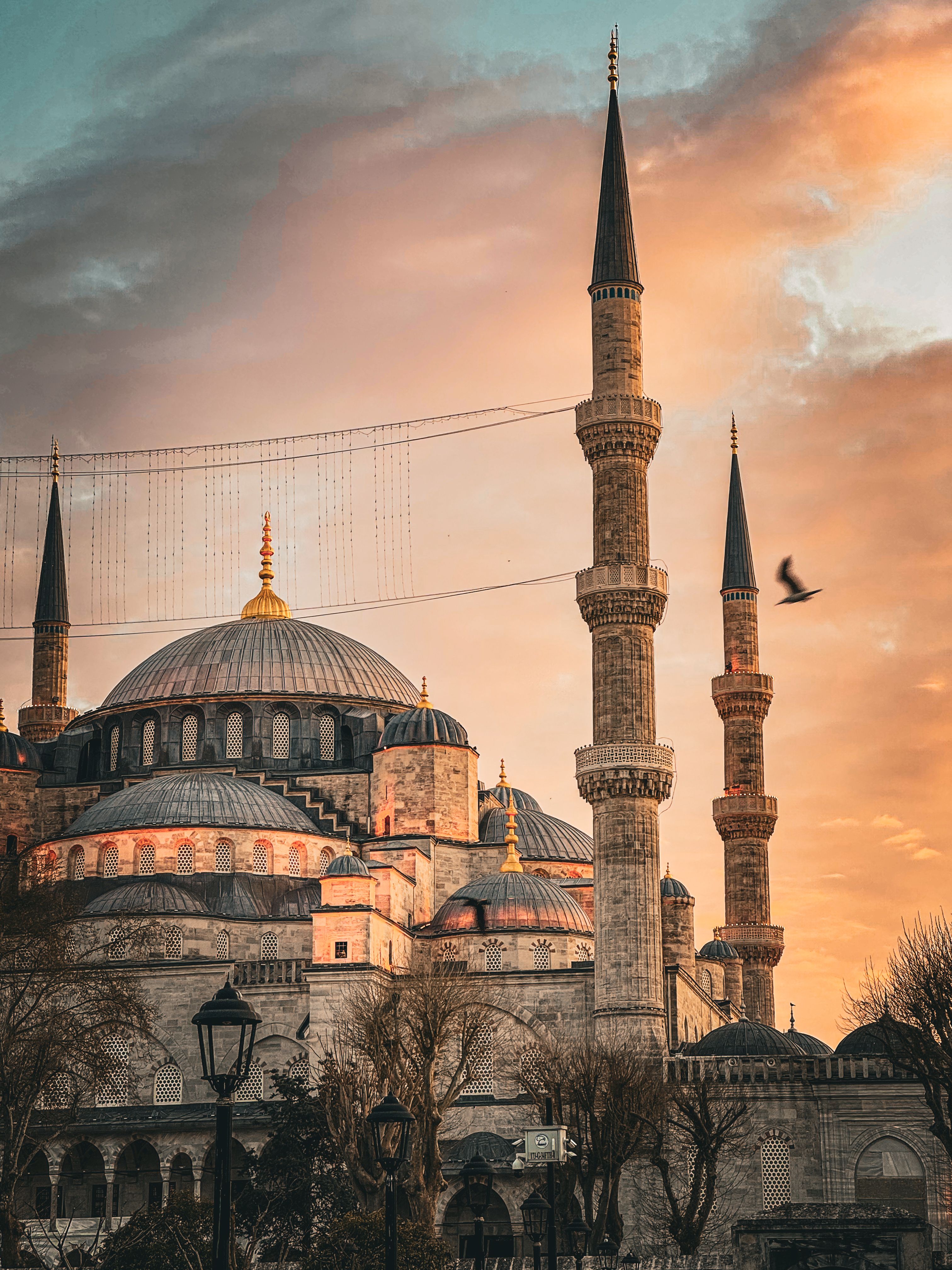 Majestic Blue Mosque with minarets at sunset in İstanbul, Türkiye.
