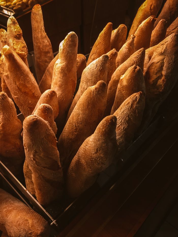 Goldene Baguettes im Regal