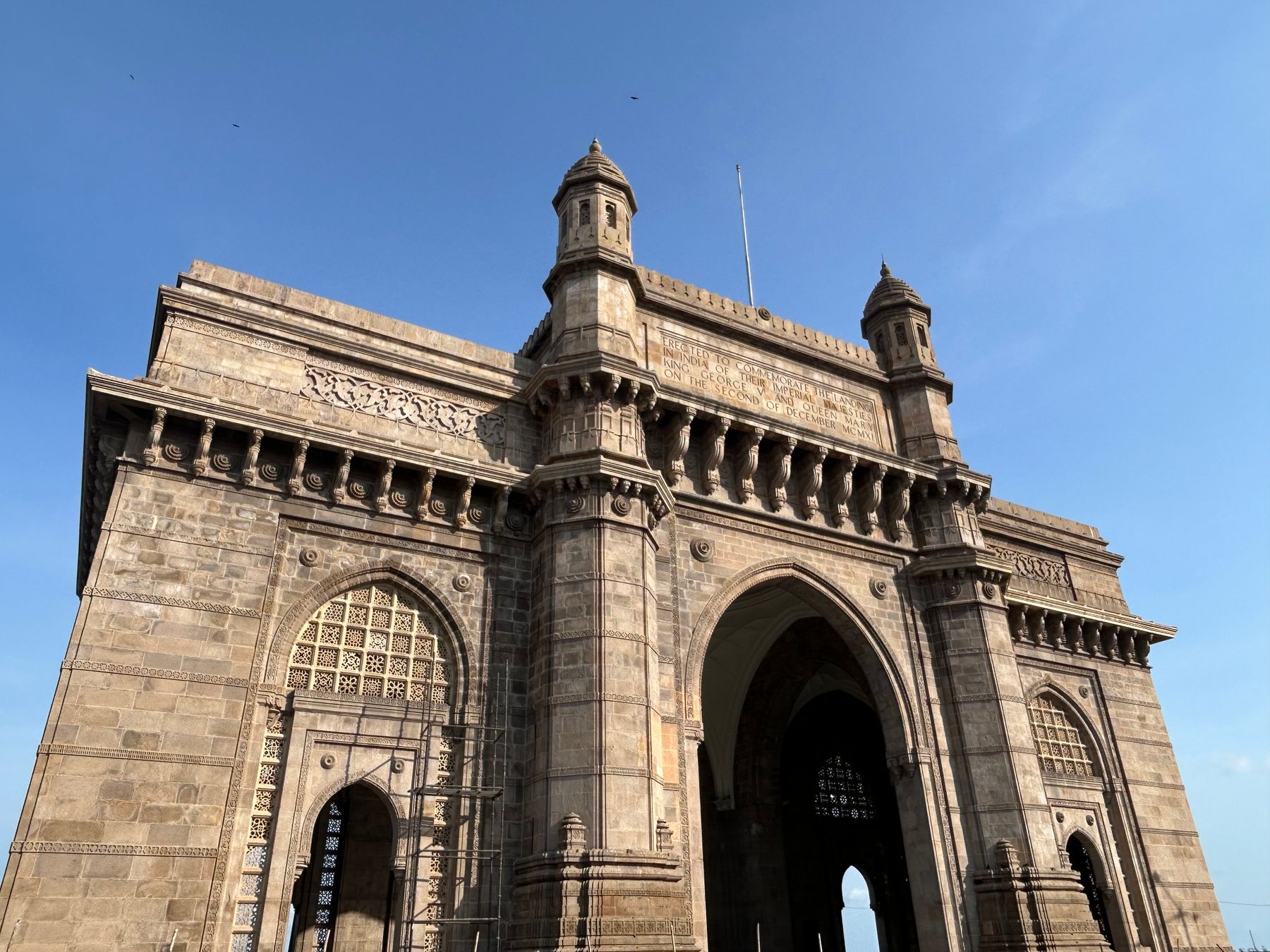 Photo: Elict The Gateway of India under a clear sky