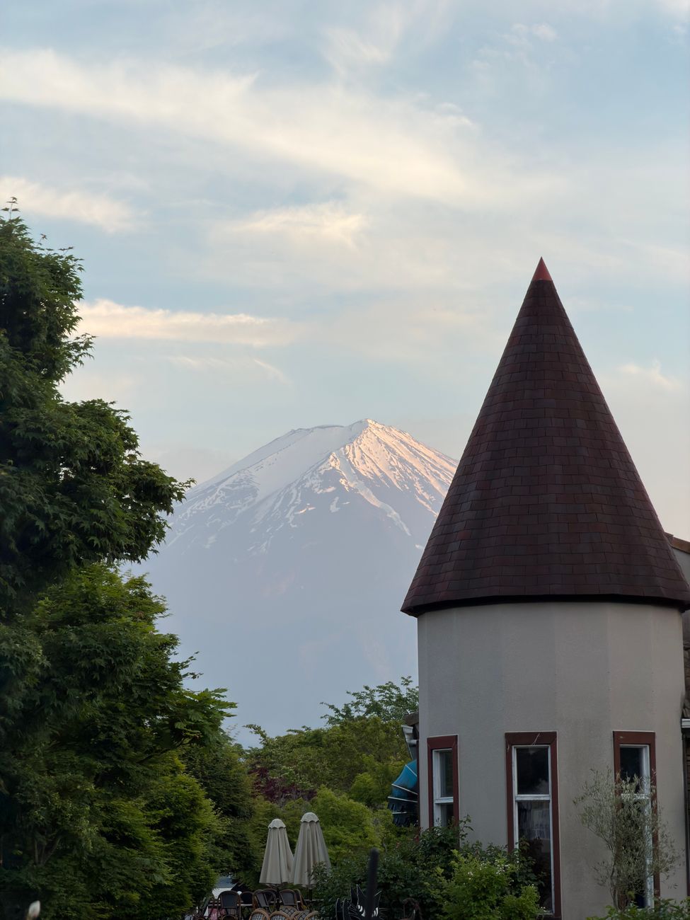 Majestätische Szene mit Turm & Mount Fuji – Anime Art