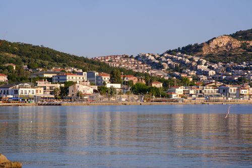 Free Charming coastal town of Foça in İzmir, Türkiye, with picturesque hills and serene waters. Stock Photo
