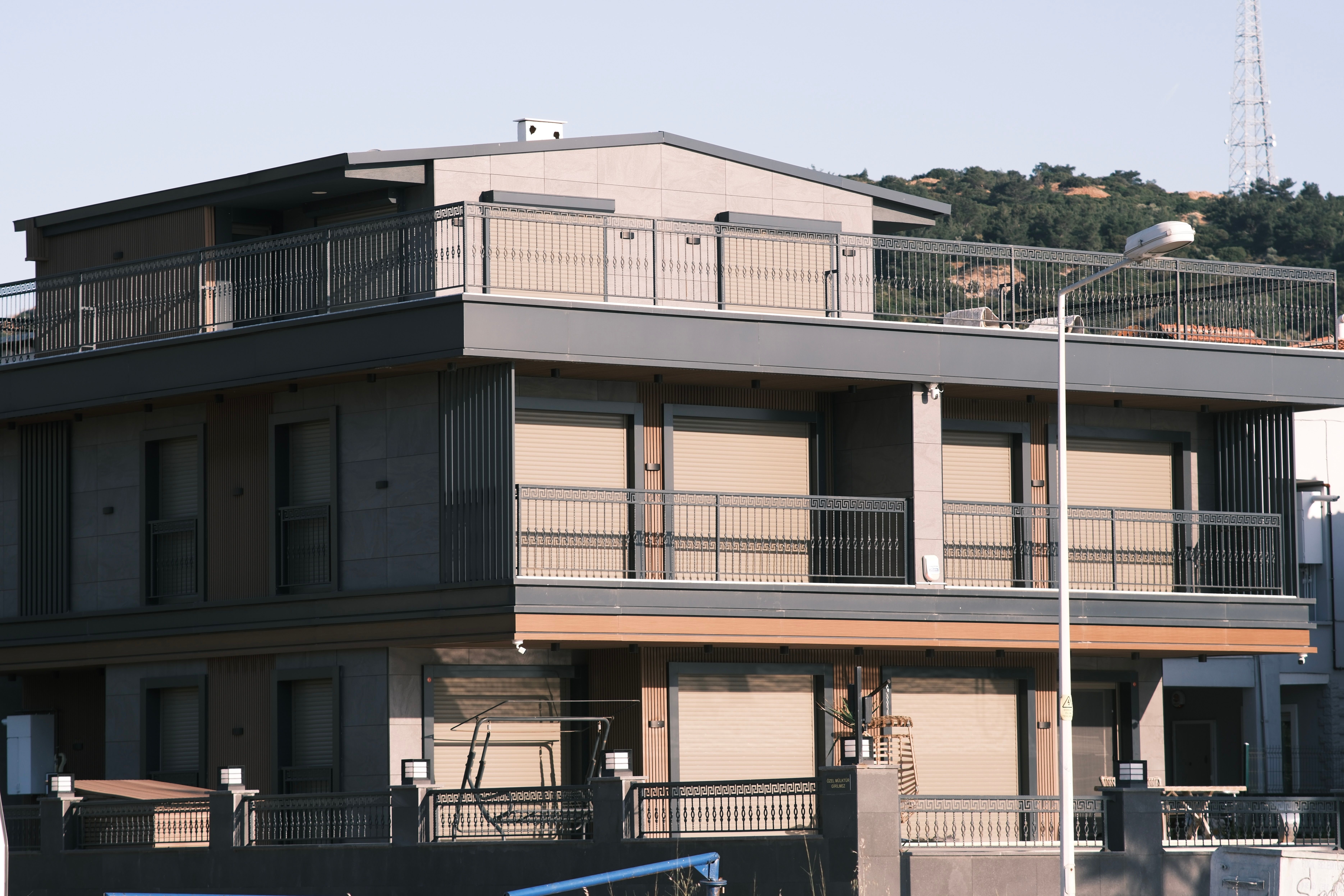 Contemporary apartment building exterior in sunny Foça, İzmir, Turkey, showcasing modern architecture.