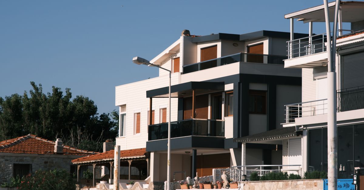 Contemporary and traditional homes in Foça, İzmir, showcasing modern design against a clear sky backdrop.