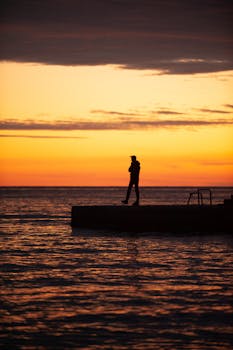 日落时分，海洋的宁静剪影捕捉了孤独与美丽