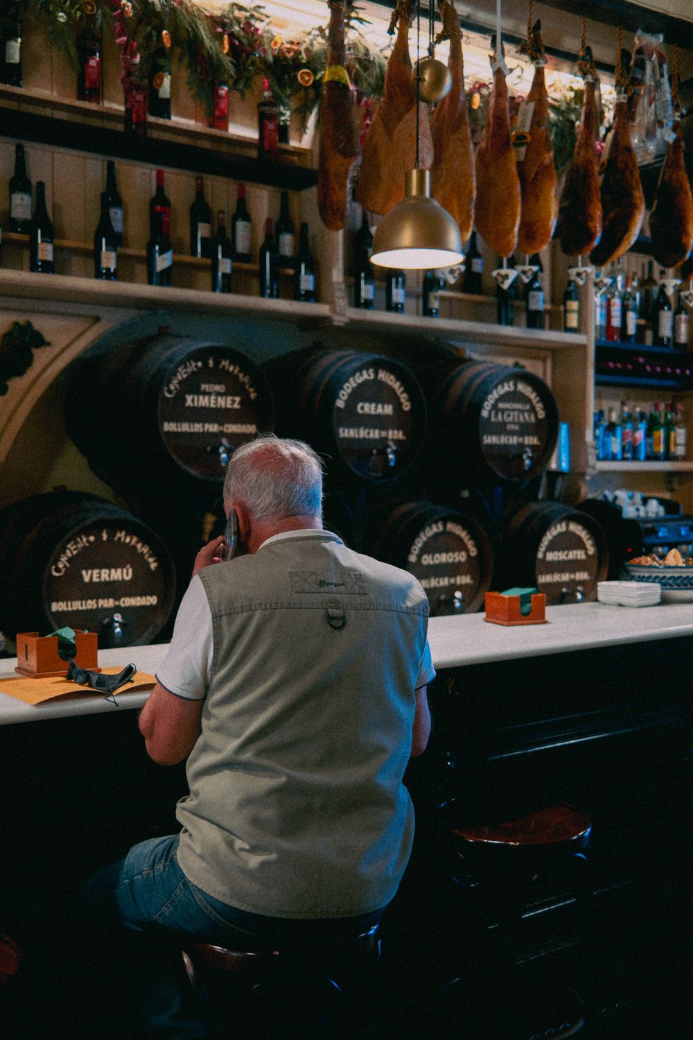 Comptoir chaleureux d'un bar à tapas