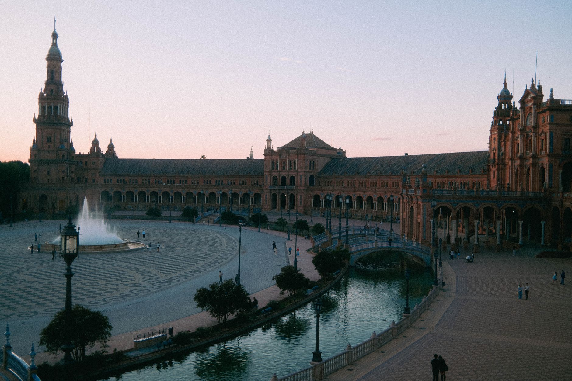 Vista da Praça de Espanha, em Sevilha, ao entardecer