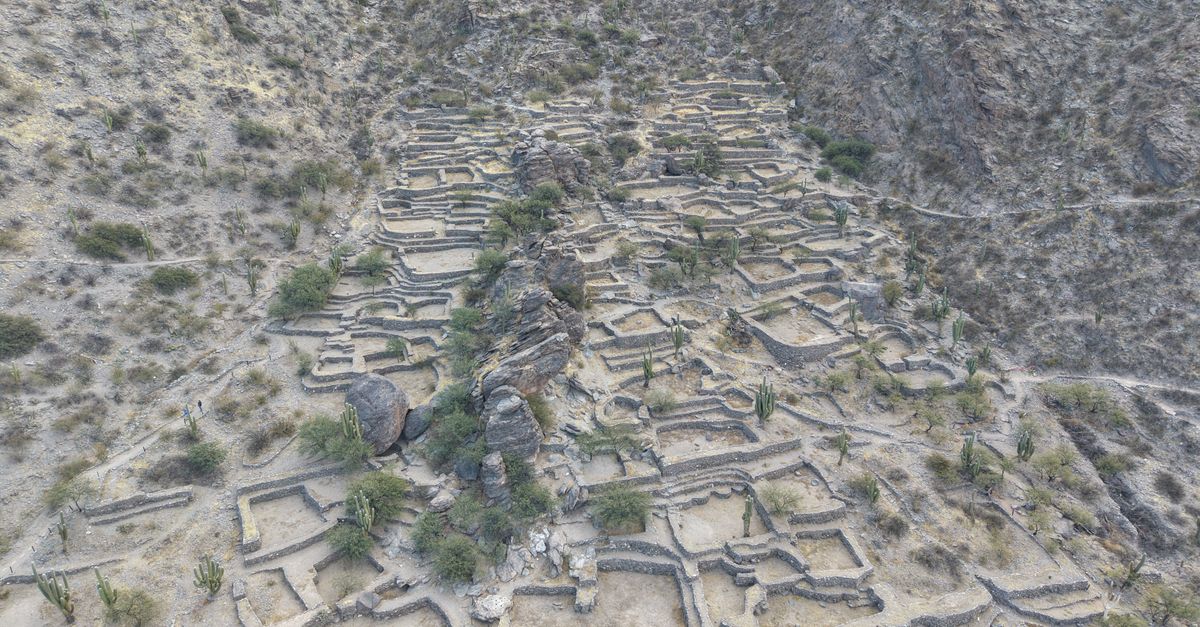 Desarrollo económico versus desplazamiento humano en ocho pueblos Desarrollo económico versus desplazamiento humano en ocho pueblos