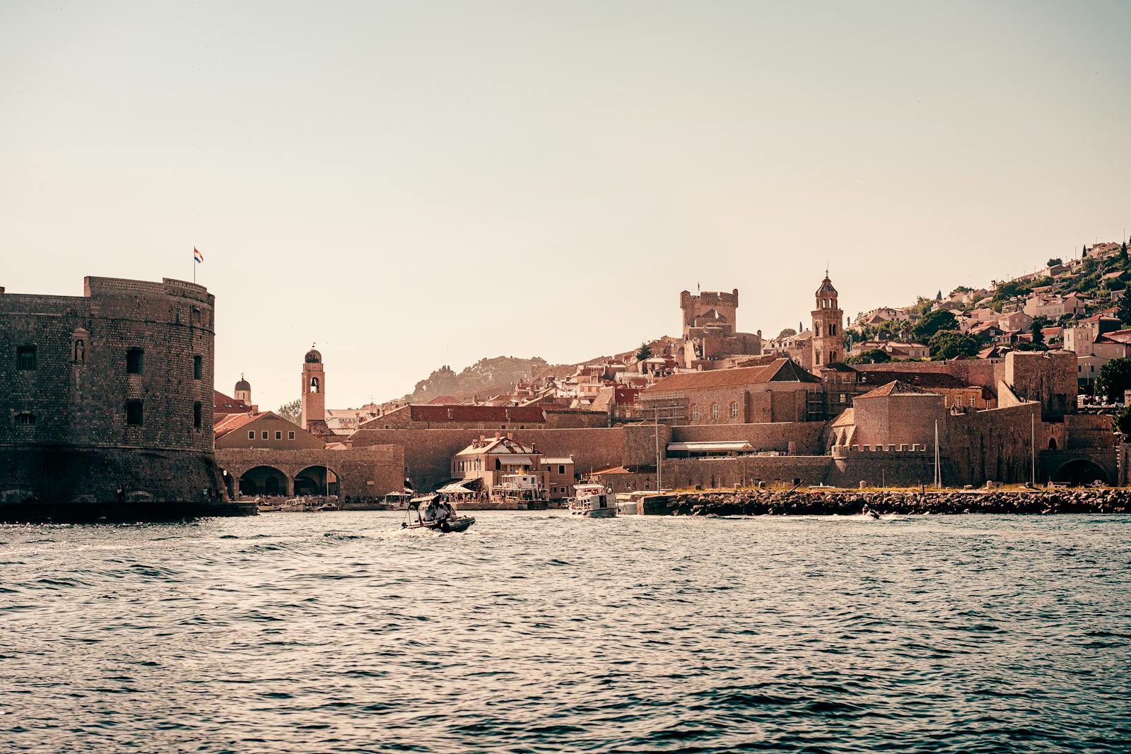 Vue côtière de l'architecture ancienne de Dubrovnik et de sa mer vibrante.