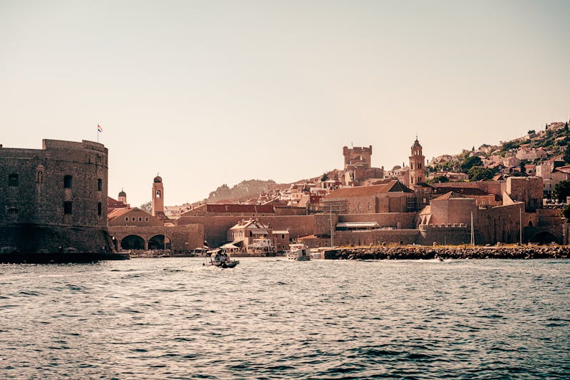 Vue magnifique du littoral et de l'architecture ancienne de Dubrovnik