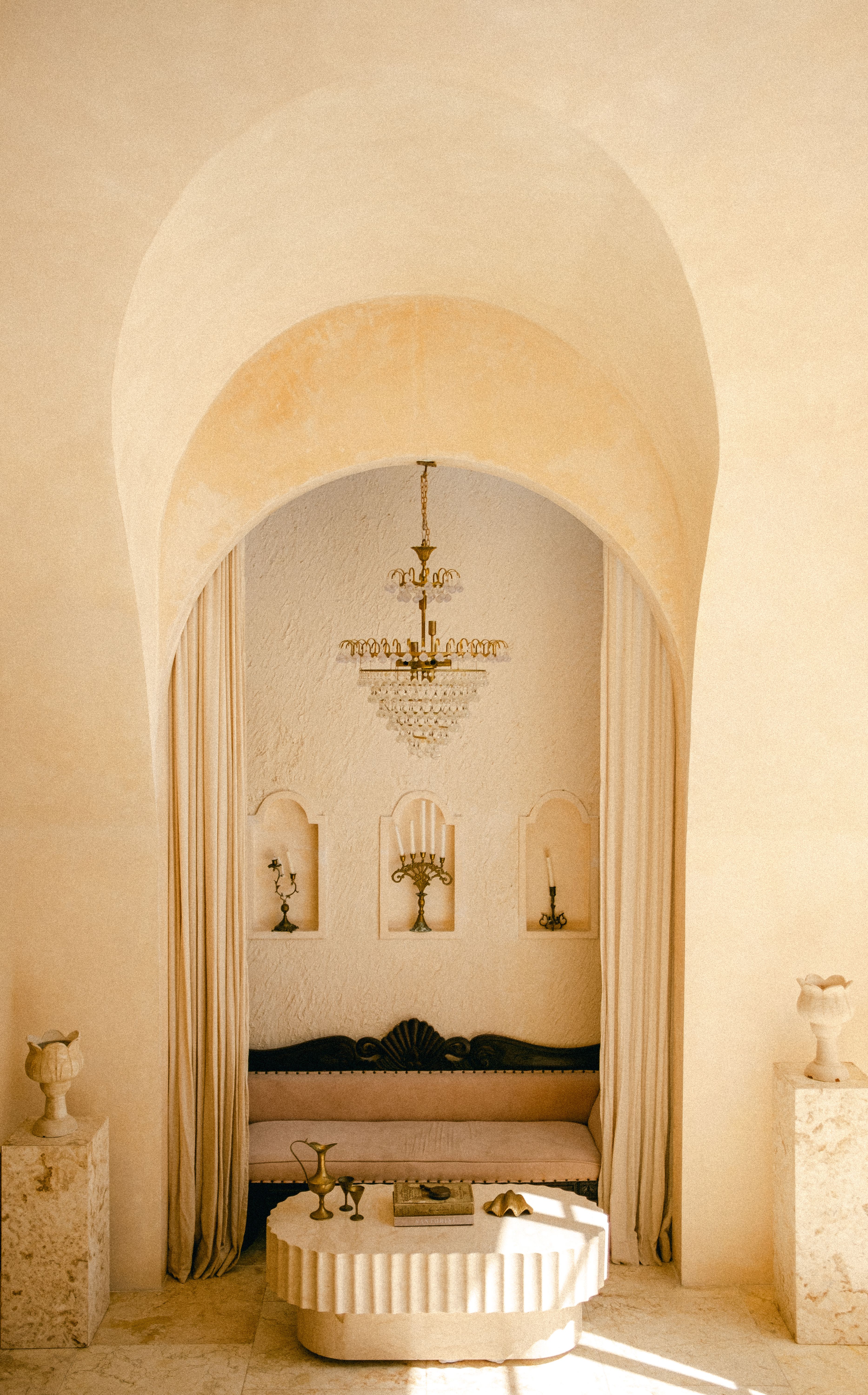 Arched Mediterranean room in warm lime plaster with a freestanding bath