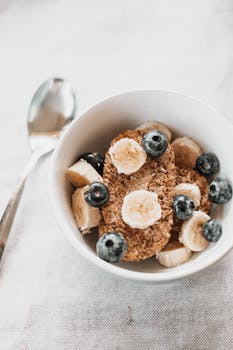 一碗健康的麦片早餐碗，里面放着香蕉片和蓝莓