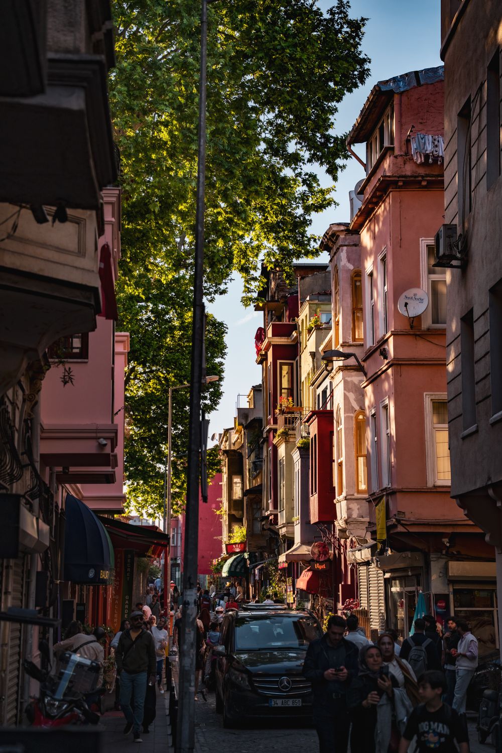 Charming Street Scene in İstanbul, Türkiye · Free Stock Photo