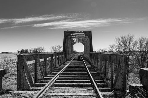 Free A striking black and white photo of an old railroad bridge showcasing industrial architecture. Stock Photo