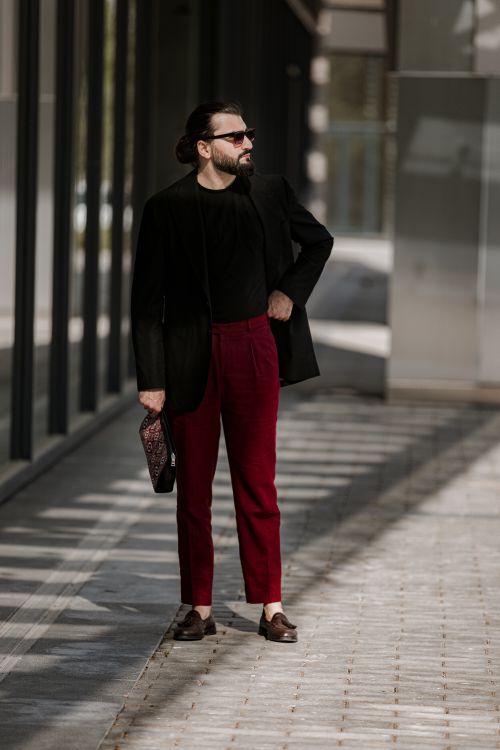 Free Fashionable adult man in sunglasses walking in Baku's modern architecture. Stock Photo