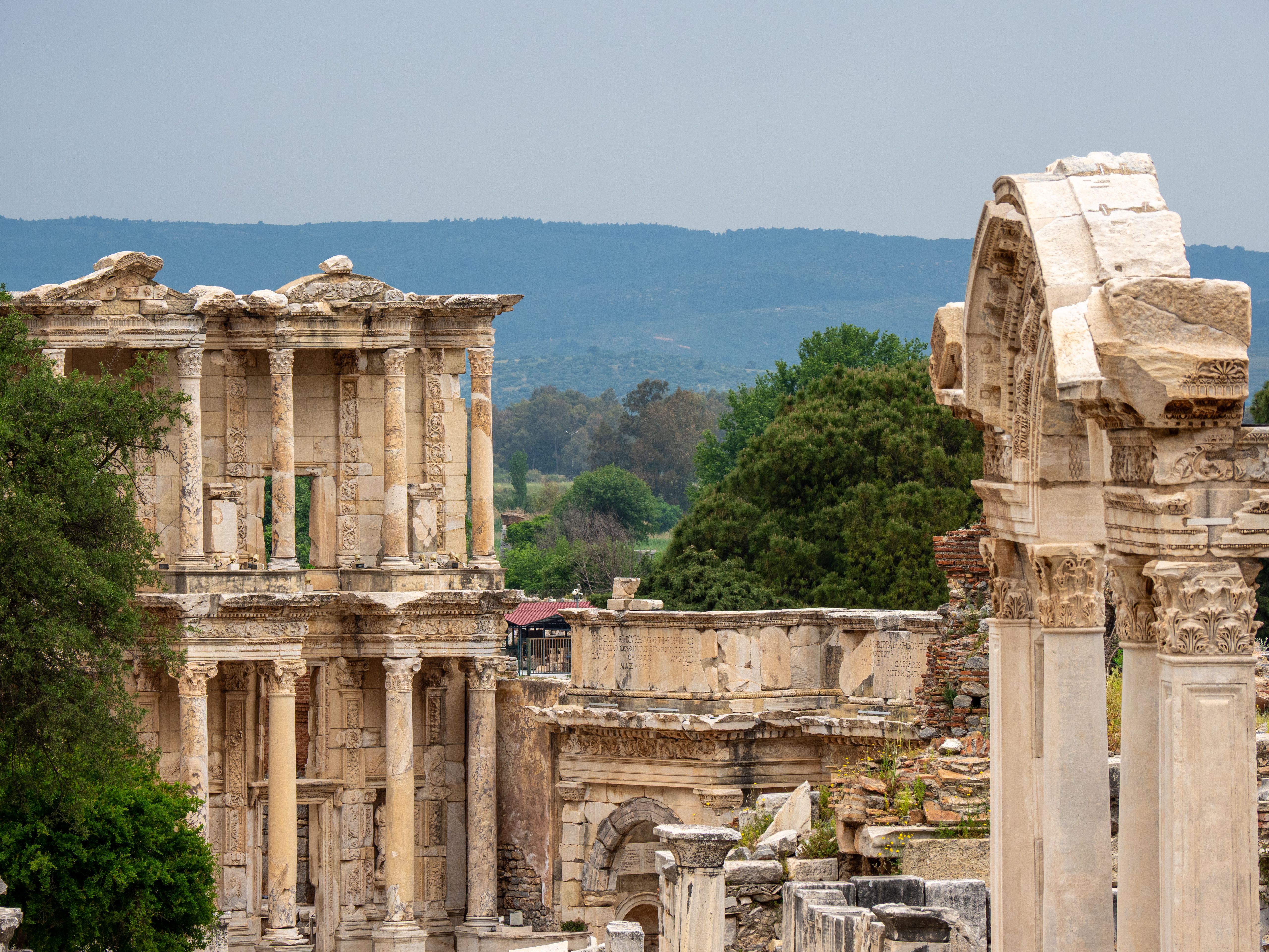 Explore the historic ruins of Ephesus in İzmir, Türkiye, showcasing iconic architecture against a scenic backdrop.