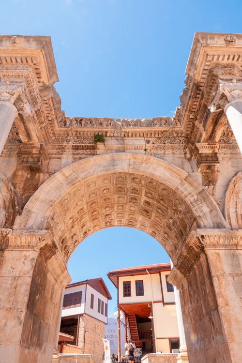 Historic Roman Archway in Sunlit Architecture · Free Stock Photo